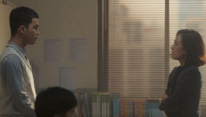 담임교사 우산으로 폭행한 뒤 마트서 흉기 사와 교장에게 던진 고교생 입건