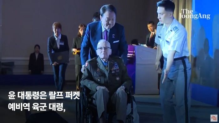 윤석열 대통령이 한국전 참전용사에 훈장 주며 건낸 한마디...미국인들 감동했다