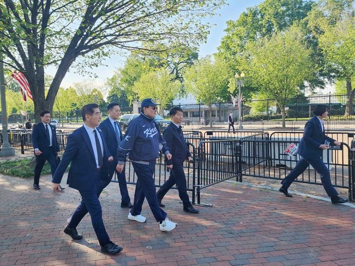 바이든 美 대통령이 선물한 ‘선글라스’에 KOREA 적힌 야구점퍼 입고 산책한 윤석열 대통령