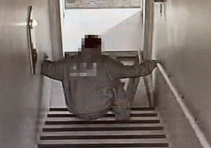 종로의 한 치과 계단에 ‘큰일’ 보고 튄 남자를 찾습니다 (CCTV 영상)