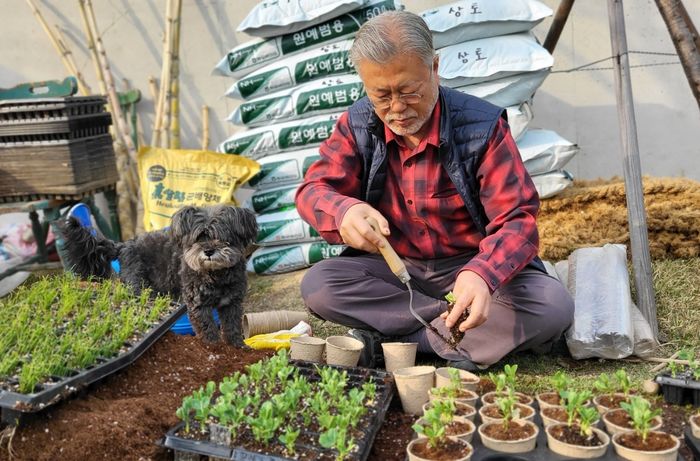 책방 오픈한 文 전 대통령, 책 구매자 선착순 100명에게 직접 키운 새싹 선물한다