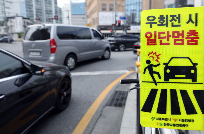 ‘우회전’하다 여중생 치고 가버린 버스...운전기사는 “몰랐다” (+영상)