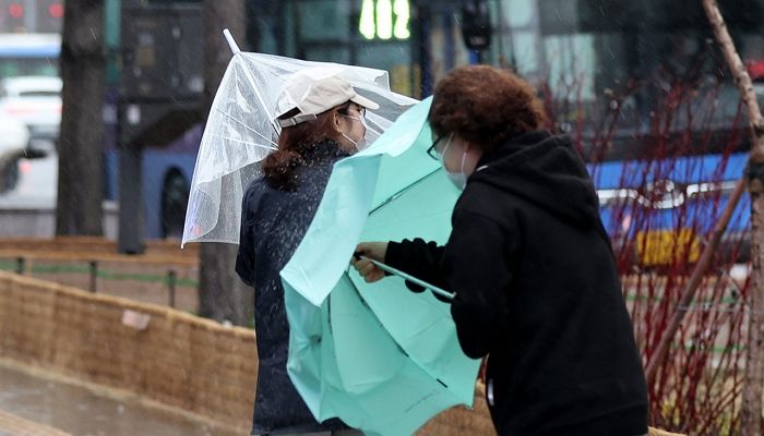 토요일인 내일(29일) 전국에 ‘비’ 예보...곳곳에 강풍 특보까지