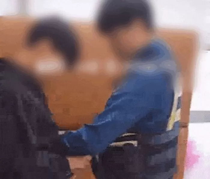 경찰관에게 욕설하며 발길질하던 학생의 부모 “수갑+영상 공개는 아동학대다” 항의