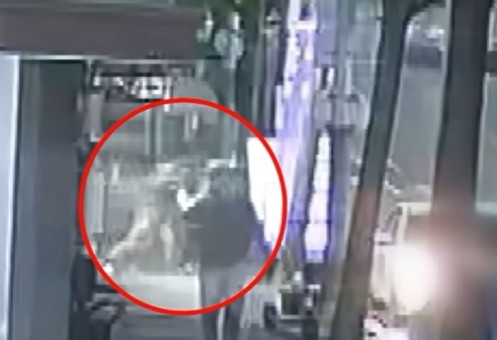 바지 벗은 채 길 가던 여성 ‘무차별 폭행’한 20대 남성...“술 취해 기억 안 나” (+영상)