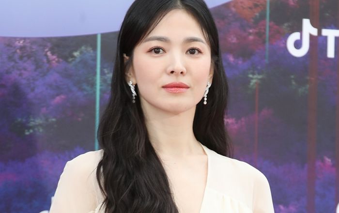 송혜교가 ‘더 글로리’ 학폭 3인방과 함께 찍어 공개한 ‘백상예술대상’ 인증샷