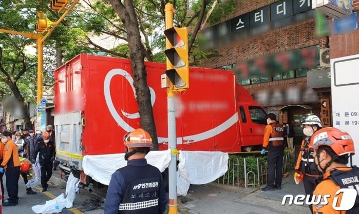 부산서 ‘택배 트럭’ 인도 돌진...70대 여성 현장서 숨져