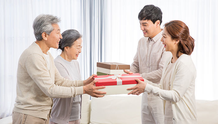 어버이날 선물, 10명중 6명은 ‘용돈’ 드린다...얼마 드리나 봤더니