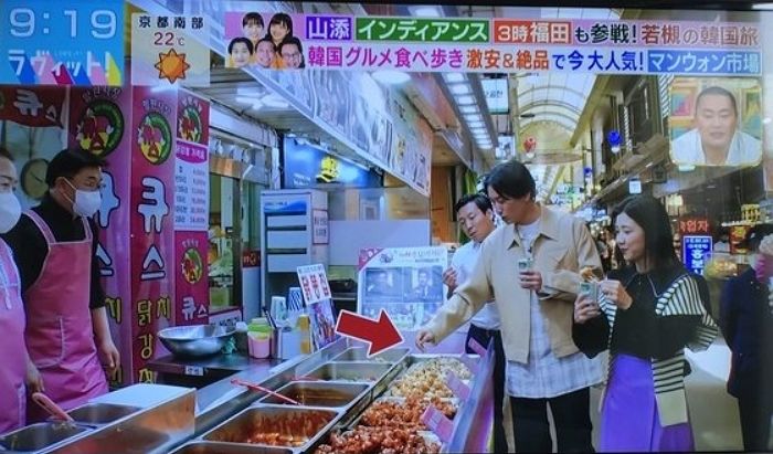 침묻은 꼬치로 닭강정 푹...망원시장 놀러온 日 유명 개그맨, ‘침 테러’ 논란