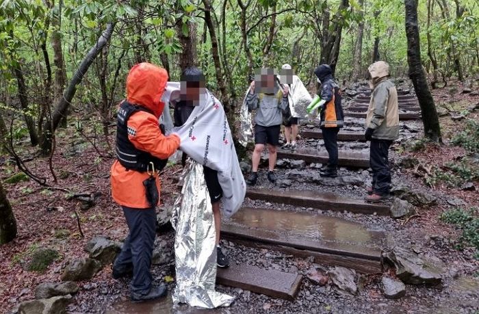 한라산으로 수학여행 간 고등학생들 ‘저체온증’ 호소...구급차로 병원 이송돼