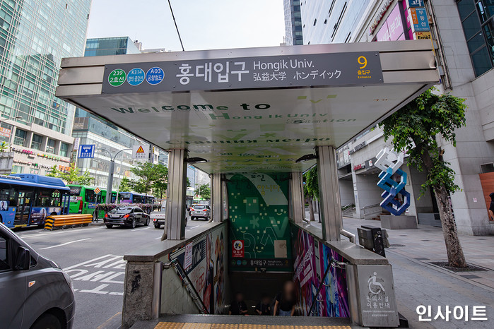 “홍대입구역 출구 앞에 떨어진 지갑 절대 줍지 마세요”...SNS에 확산 중인 경고 글