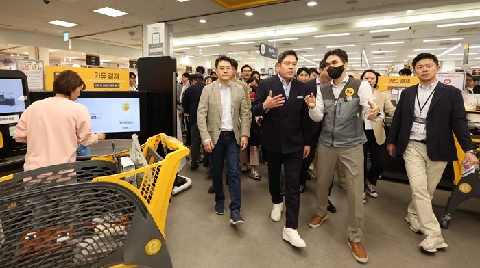 ‘패피 총수’ 용진이형...명품구두 벗어 던지고 대신(?) 신은 운동화 정체