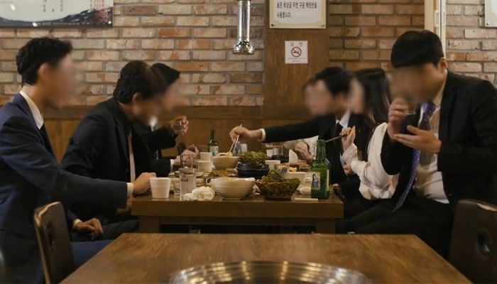 더치페이 하면서...음식 나오면 한참동안 사진 찍어 SNS에 올리는 ‘파워블로거지’ 상사