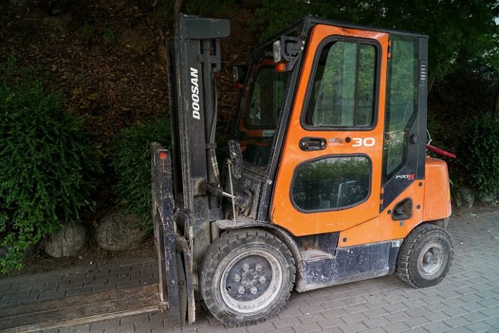 대기업 ‘사무직’으로 입사했다고 기뻐했던 30대 신입사원...지게차 몰다가 사고로 숨졌다