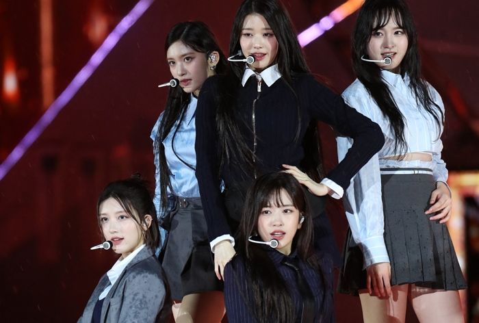‘폭우’ 쏟아지는데도 공연 보러 온 팬들 위해 춤추다가 피까지 흘린 아이브 이서 (영상)