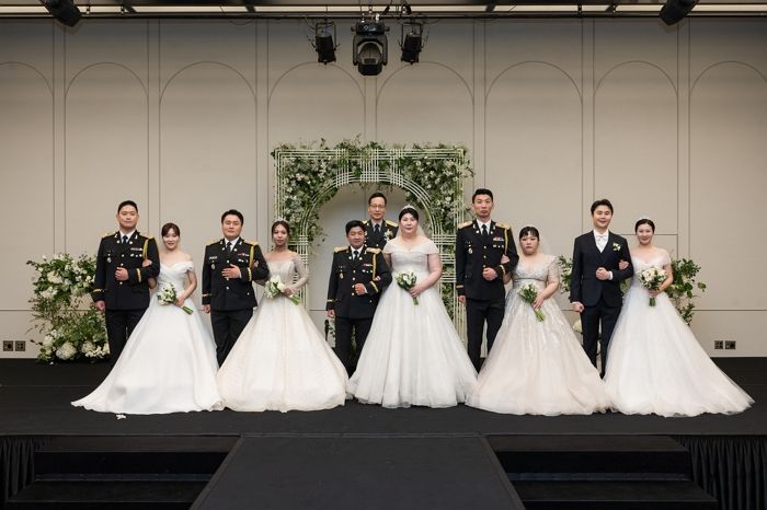 일곱 아들 축하 속 20년 만에 결혼...육군, 합동결혼식 거행