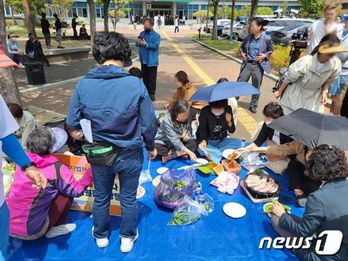 대구 이슬람사원 반대 주민들, 이번엔 구청 앞에서 삼겹살 파티 벌였다