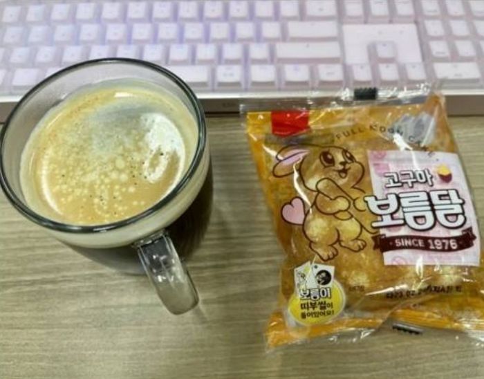 뉴진스 팬이 마트서 고민도 하지 않고 덥석 구매한 굿즈(?) 빵 (+이유)