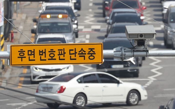 과속카메라 지나갔다고 악셀 밟던 운전자들...안심하다 전부 다 찍혀 ‘과태료’ 물었다