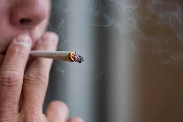 카페 알바생이 ‘금연’ 안내하자...테이블에 커피 붓고 도망가는 남성들 (+영상)