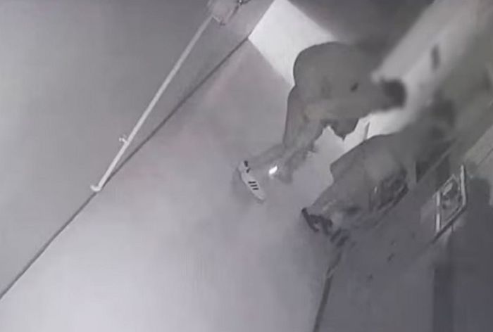 오피스텔에 불나니까 고민 1도 없이 13층 사는 할머니 업고 내려온 ‘부산 경찰’