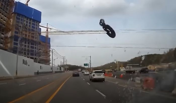갑자기 날아온 쇳덩이에 차 앞유리 와장창...한문철 “인정 안 하면 건설사 이름 공개” (영상)