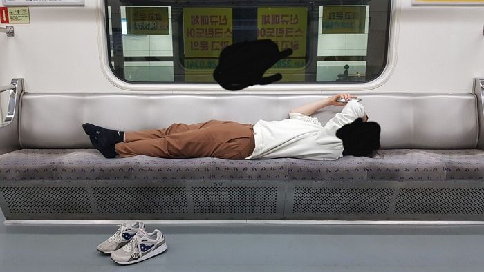 지하철 7호선에 나타난 신종 빌런...“긴 좌석에 홀로 누워 노래 부르네요”