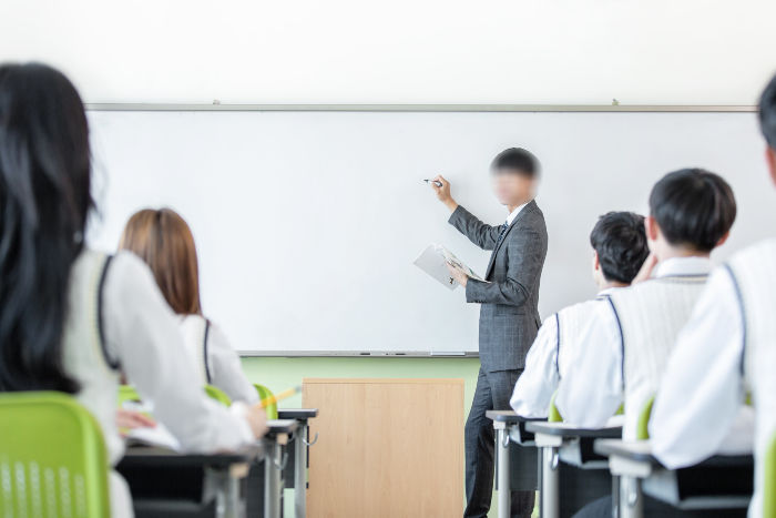 수업 중 한 여중생 콕 집어 “못생겼다” 외모 비하한 교사의 최후