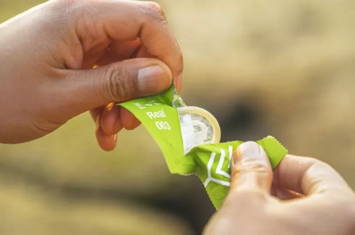 큰일입니다...벌레 발견 된 이 콘돔, 쓰고 있다면 당장 버리세요