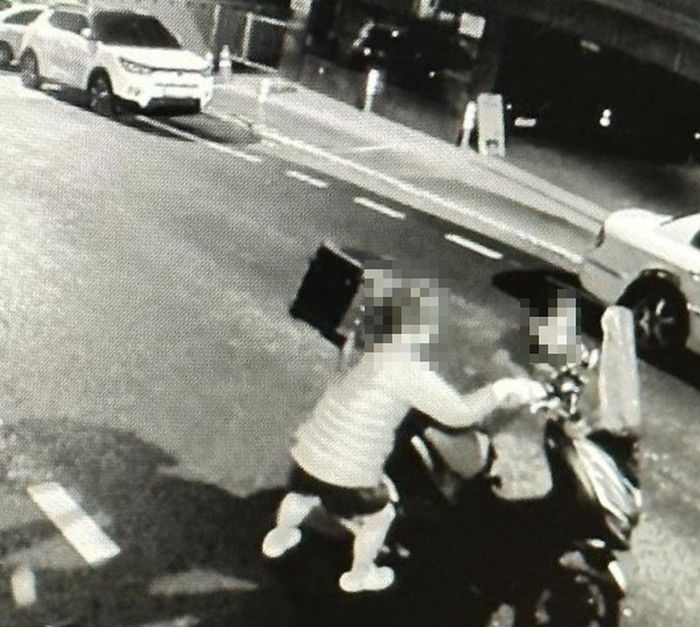 “주차된 배달 오토바이 훔쳐 달아난 여성들을 찾습니다”