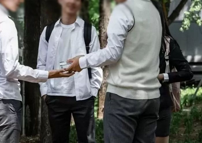 학창 시절 자기 괴롭혔던 학폭 가해자에 복수하려 집 찾아가 흉기로 살해 시도한 20대 청년