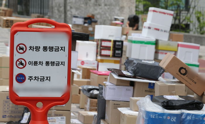 ‘택배 대란’ 재현...수원 대단지 아파트 정문에 택배 잔뜩 쌓이고 있다 (+이유)