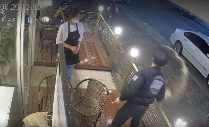 금연 요청에 커피 붓고 컵 던진 중년 남성들, ‘자영업자’들이었다...“손에서 미끄러져” 변명