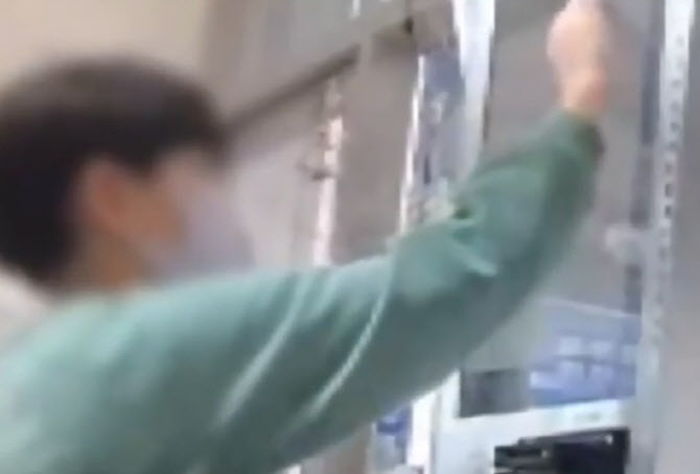 무인점포에서 캐릭터 카드 ‘가격 입력’ 안 되자, 초등생은 이런 행동 보여 감동 안겼다 (영상)