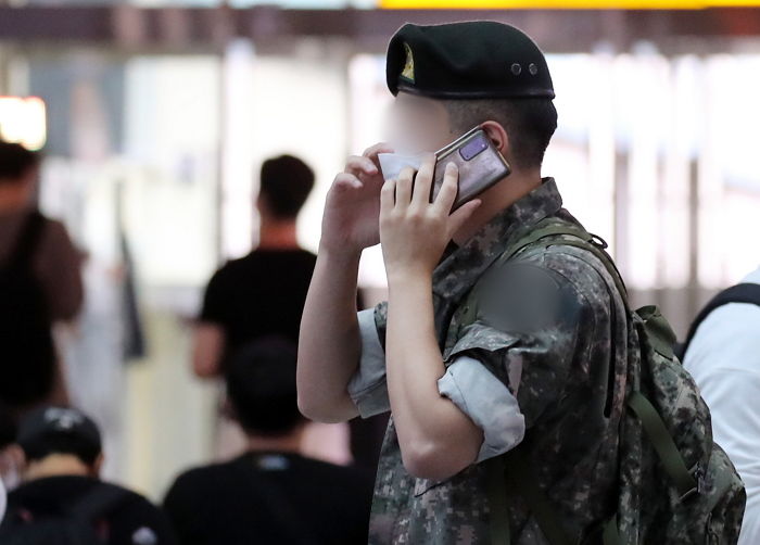 병사들 휴대폰 사용 ‘밤 9시’까지 확대...7월부터 시범운영