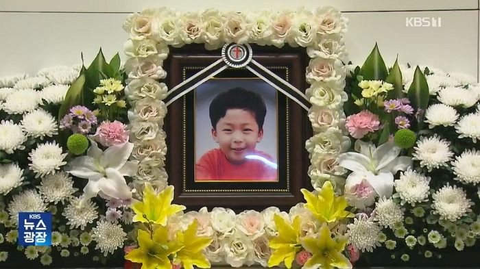 신호 무시한 우회전 버스에 치여 숨진 8살 조은결 군 부모가 실명·얼굴 공개한 이유