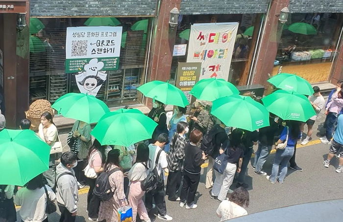 날씨 더워지자 기다리는 손님들 힘들까 봐 양산 나눠주는 대전 성심당