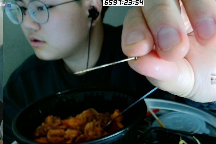 닭볶음탕 실시간 먹방하던 BJ ‘거대  못’ 발견...크기가 어마어마합니다 (+영상)