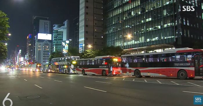 “걷는 게 더 빠르다”...매일 밤 꽉 막혀버리는 강남역 버스 전용차로 상황
