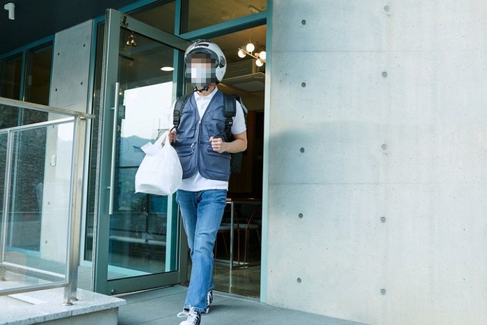 모르는 여성 집 따라 들어가 흉기 휘두르고 도망간 20대 배달 라이더 ...2명 중상