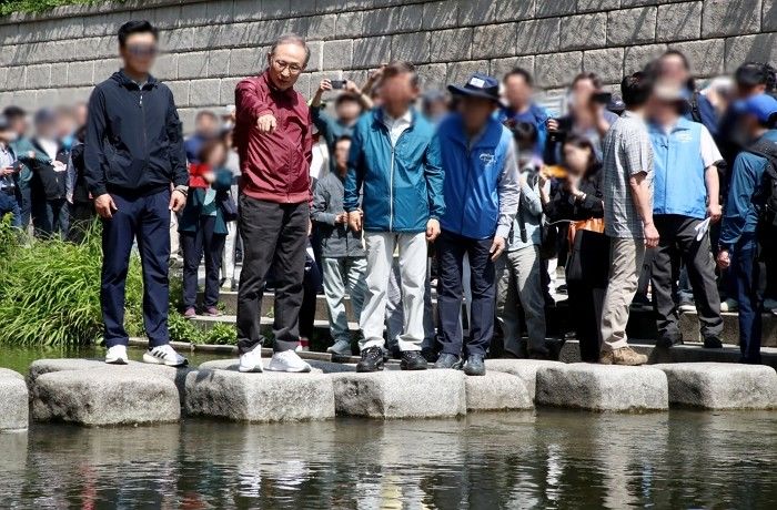 MB, 청계천 산책하며 “대통령이 일할 수 있게 만들어줘야 한다” 소신 발언