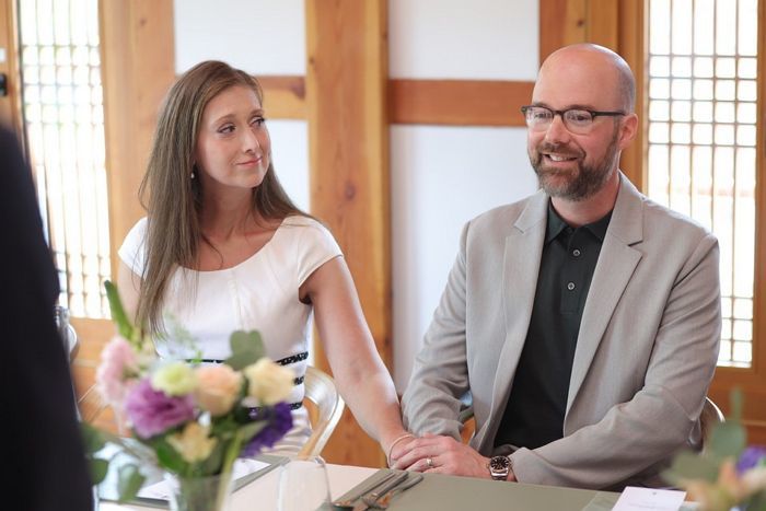 폭설에 고립된 관광객 구해준 미국인 부부 잊지 않고 초청한 한국인들