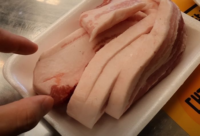 백종원의 예산시장 놀러가 삼겹살 먹은 잇섭...‘비계’만 가득한 고기 받자 표정 싹 굳었다