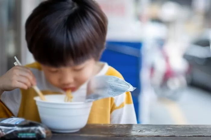 친구네서 밥먹다 ‘쩝쩝’거려 혼난 초등학생...혼자서 유튜브로 본 영상이 충격적이다