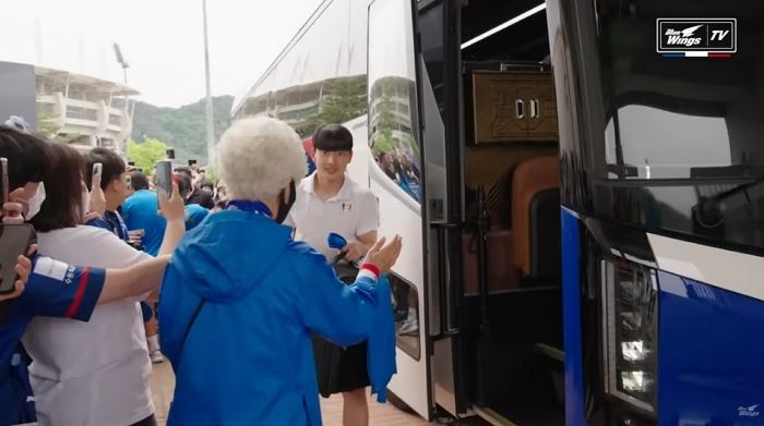 수원삼성 04년생 신인 축구선수가 75세 할머니 팬 발견하고 보인 ‘엄지척’ 행동 (영상)