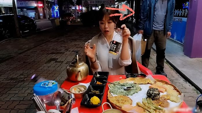 만취한 아재가 다가와 ‘성추행+성희롱’ 하자 무서워 벌벌 떠는 여성 BJ (+영상)