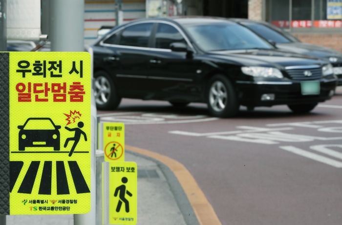 ‘우회전 일시정지’ 도입한 뒤 교통사고 사망자 오히려 2배 증가했다