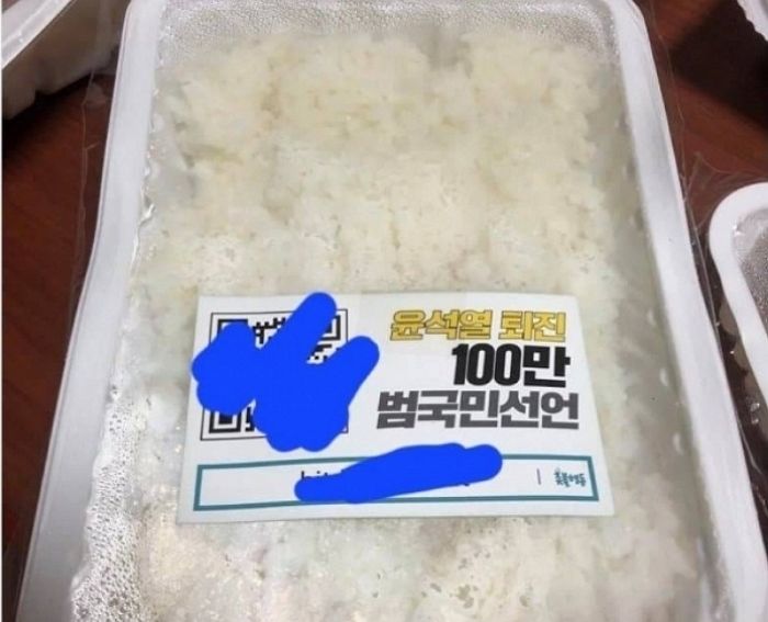 배달음식 포장지에 ‘윤석열 퇴진’ 스티커 붙여 판매한 사장...“서명 부탁드린다”