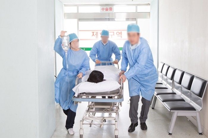 술취한 20대 여친한테 흉기로 배와 얼굴 찔렸는데도 “선처해달라”고 호소한 남성