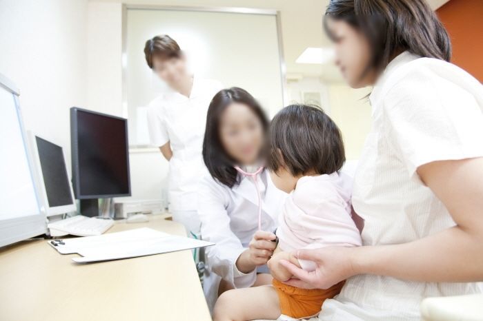 어린아이 귀지 떼주다 피났다고 소아과 의사에 소송건 아기 엄마